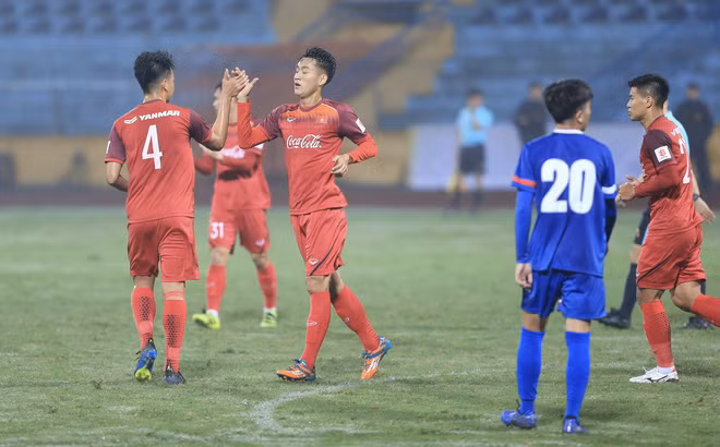 Pha ghi bàn của Xuân Tú giúp NHM U23 Việt Nam mở màn cho trận đấu tưng bừng trước U23 Đài Bắc Trung Hoa dưới trời mưa không ngớt của Hà Nội.
