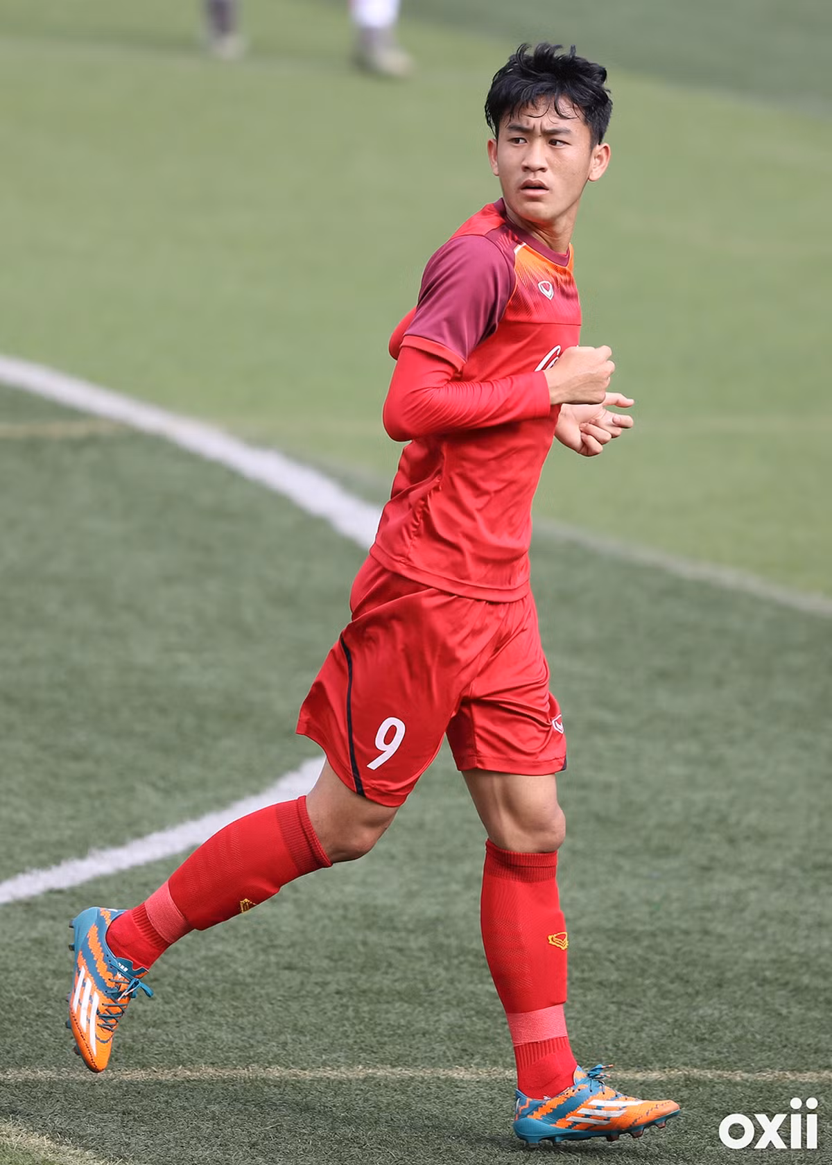 Ở tuyển U23 Việt Nam phiên bản trước, Công Phượng là tiền đạo đầu tiên có bàn ra mắt HLV Park Hang-seo. Còn ở phiên bản "2.0" này, tiền đạo đầu tiên lập công là Lê Xuân Tú.