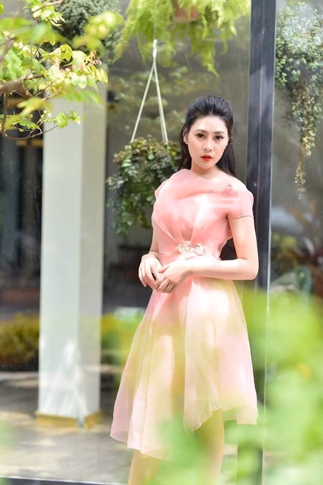 Trước những lời lẽ bất lịch sự đó, Thư Thanh rất khó chịu. Song để cho mọi chuyện không trở nên quá căng thẳng, 9X luôn lựa chọn cách im lặng.
