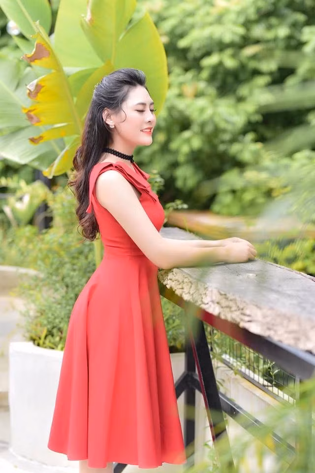 Sở hữu làn da trắng và đôi mắt trong veo, Thư Thanh có nhiều nét rất giống nhân vật Quỳnh búp bê