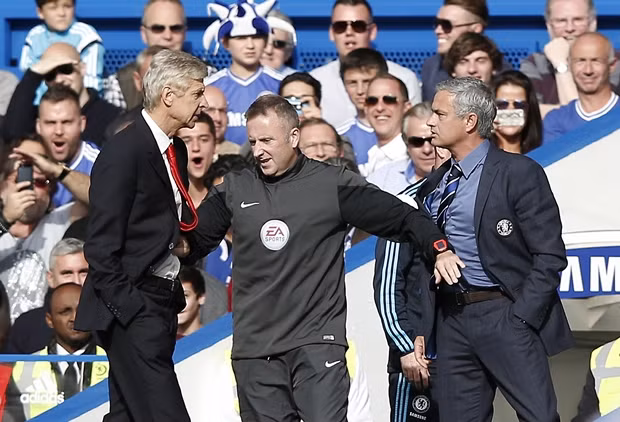 Nếu Arsene Wenger là nước thì Mourinho sẽ là lửa. Mối thâm thù giữa hai vị HLV tài năng đã kéo dài hơn một thập kỷ và chưa bao giờ có dấu hiệu dừng lại. Tân thuyền trưởng Man United từng công khai gọi Wenger là “chuyên gia thất bại”. Thậm chí, Mourinho suýt chút nữa đã “thượng cẳng chân, hạ cẳng tay” với đồng nghiệp người Pháp trong trận tranh Community Shield 2015.