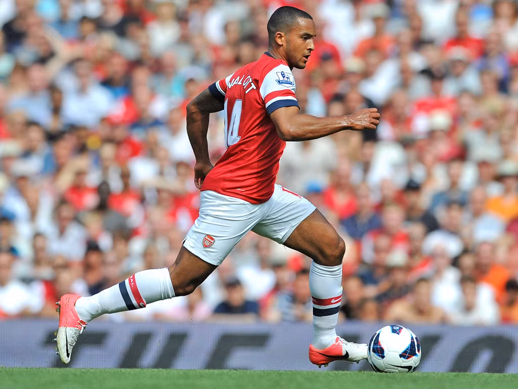 Cầu thủ đứng xếp sau Cris Ronaldo là Theo Walcott (Arsenal), có tốc độ rê bóng 32,7 km/h.