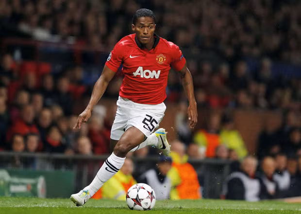 Ở Premier League, Antonio Valencia là cầu thủ nổi tiếng với những pha bứt tốc nhanh. Minh chứng điển hình là trong trận đấu giữa MU và Liverpool, anh đã chạy với vận tốc 35,1 km/h.