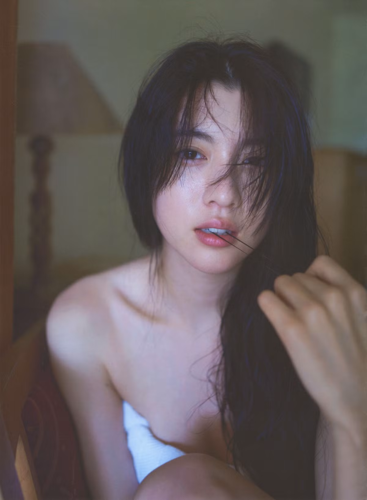 Chỉ cần lên hình, cô nàng có thể biến hóa thành hình tượng sexy hết cỡ và toát lên nét gợi tình đối lập hẳn với nét ngây thơ vốn có.