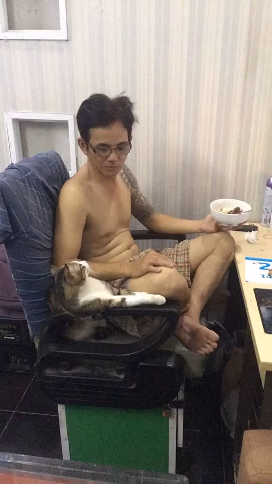 Phương Nghi chia sẻ: "Đây là người đàn ông mà cách đây 3 năm luôn cương quyết không nuôi mèo, luôn mắng mình sấp mặt khi mình mới bắt đầu lụm mèo ngoài đường về chăm xong tìm chủ cho nó. Kể từ khi mình lụm con mặt chó này về nuôi, ban đầu tính tìm chủ cho nó nhưng cuối cùng ba mình nhất quyết giữ lại nuôi. Bây giờ nó thành đệ tử của ba mình rồi".