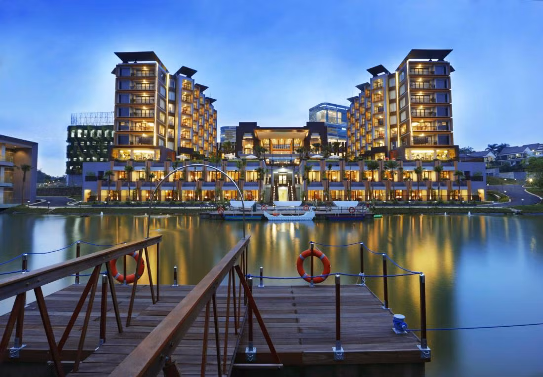 Tổ hợp khách sạn Aston Sentul Lake nằm cách thành phố Jakarta chừng 70 km và cách SVĐ thi đấu trận bán kết là Pakansari chừng hơn 20 phút đi xe.