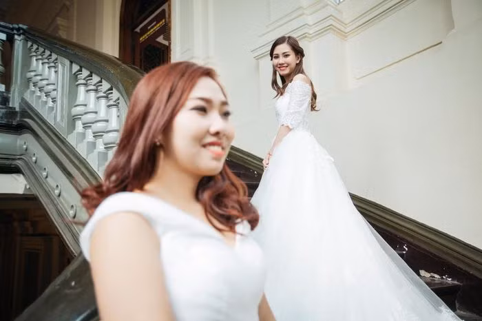 Từ góc chụp xa cho đến chụp cận, mọi chi tiết trong bộ ảnh cưới của cặp đôi đồng tính nữ Sài Gòn trên đều thể hiện được cái thần trong đó.