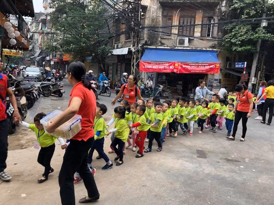 Từ hai bức hình được chia sẻ, nhiều bạn cũng thi nhau comment những "đoàn tàu" nhỏ xinh của các bé mà mình chụp được.