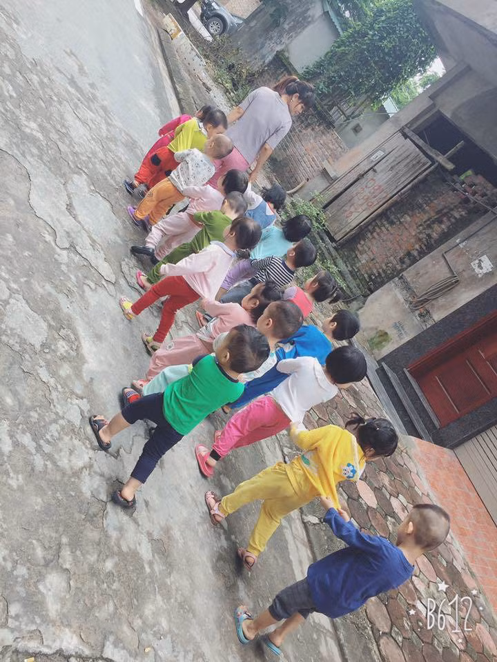 Khuôn mặt ngây ngô của các bé cùng sự ân cần, dịu dàng của các cô giáo đã chạm đến cảm xúc của người xem những bức ảnh trên. Nhiều bạn nhìn hình mà nhớ lại thuở bé, thời còn đi học mẫu giáo của mình.