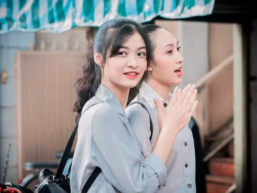 Kiều Loan đảm nhận chức vụ phó bí thư chi Đoàn khi còn ngồi trên ghế nhà trường. Người đẹp 19 tuổi được kết nạp Đảng từ năm học lớp 12 do có thành tích học tập và rèn luyện đạo đức tốt.