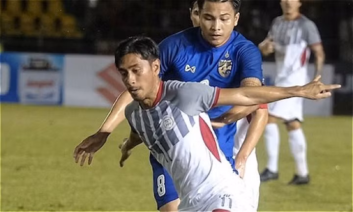 Trước thềm bán kết lượt đi AFF Cup 2018 với ĐT Việt Nam, hậu vệ Daisuke Sato chính thức chia tay ĐT Philippines để trở về Romania thi đấu cho CLB Sepsi Sfantu Gheorghe.Trước khi chia tay, cầu thủ gốc Nhật Bản này chia sẻ rằng: "Tôi rất vui khi được đồng hành cùng ĐT Philippines và đương nhiên là chúng tôi nhắm tới danh hiệu vô địch. Nhưng đã tới thời điểm tôi chia tay AFF Cup 2018 rồi".