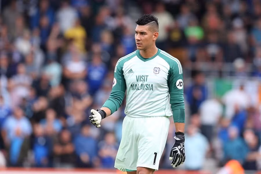 Trước trường hợp của Daisuke Sato, ĐT Philippines cũng mất người tại AFF Cup 2018 khi thủ môn Neil Etheridge cũng chỉ bắt chính 1 trận đấu trước khi trở về Anh thi đấu cho CLB Cardiff City.