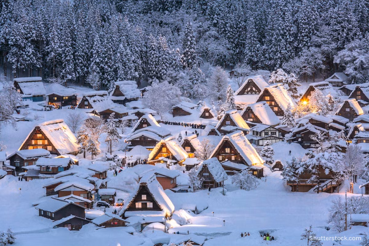 Không chỉ có lối kiến trúc đặc biệt, ngôi làng cổ Shirakawa-go còn được chú ý bởi nó thường xuyên bị tuyết phủ trắng xóa. Theo tìm hiểu của nhiều người, ngôi làng này có 5 tháng trong 1 năm bị tuyết phủ dày và nhiệt độ luôn ở dưới 0 độ C.