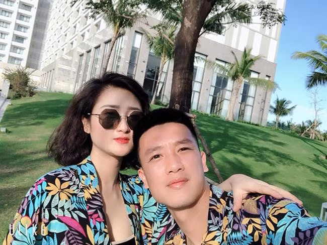 Thùy Dương từng chia sẻ, cô biết đến Huy Hùng khi tình cờ xem một trận bóng đá trên tivi. Trong trận đấu đó, anh được thay vào những phút cuối.