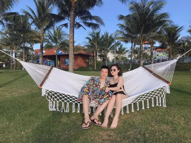 Thùy Dương đã "say nắng" Huy Hùng ngay từ lần đầu tiên đó. Cô thường xuyên tâm sự chuyện tình cảm của mình cho cô bạn thân mà không ngờ rằng đó là người quen của nam cầu thủ.