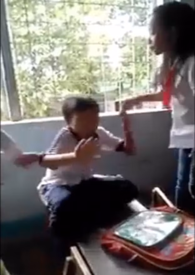 Tiếp sau đó, nữ sinh này còn ném ghế về phía "đối phương", khiến cậu bạn phải bật khóc.