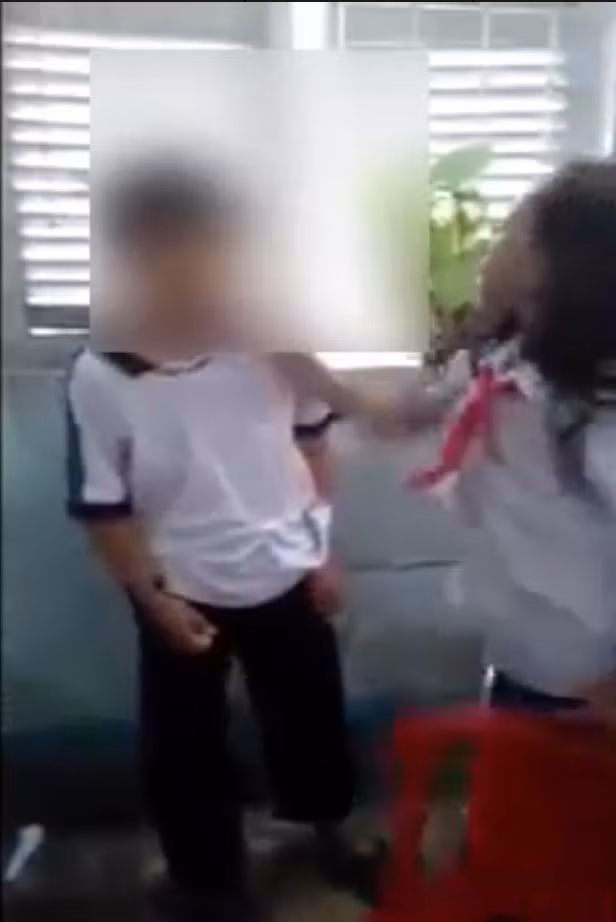 Trong suốt đoạn clip dài hơn 3 phút đó, người xem không hề thấy được có bất kỳ sự can thiệp nào từ phía những bạn bè xung quanh của cậu học trò tội nghiệp. Thay vào đó là những tiếng cười đùa, cổ vũ của những cô cậu học trò cùng lớp.