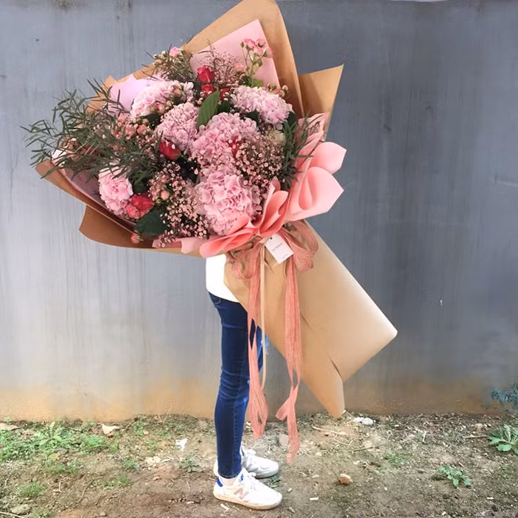 Theo ý kiến của nhiều người, việc tặng đóa hoa này là điều khá bình thường bởi nó thể hiện tình cảm của người tặng tới người nhận. Nickname H,H chia sẻ: "Mình mà được người yêu tặng đóa hoa này mình thích lắm đấy.