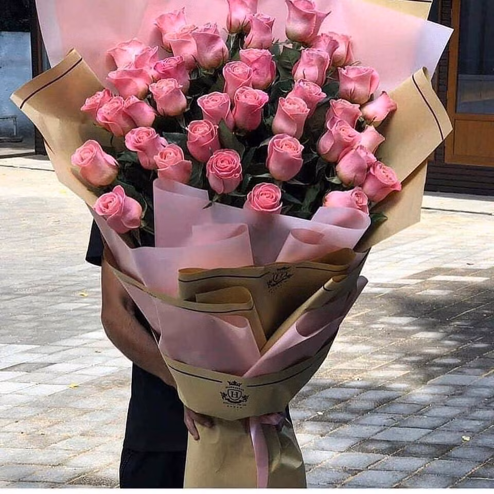 Được biết những bông hoa hồng này đều được ngoại nhập và có giá khá đắt đỏ. Cũng từ đó, nhiều luồng ý kiến của dân mạng đã đưa ra về món quà lễ tình nhân này.