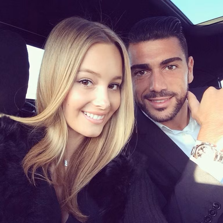 Người hâm mộ bóng đá Anh có lẽ chẳng lạ gì cặp đôi trai tài gái sắc Graziano Pelle - Viktoria Varga. Hai người quen nhau qua mạng xã hội và nhanh chóng nảy sinh tình cảm. Pelle từng là một tay săn gái có hạng trước khi “vướng lưới tình” của Viktoria Varga.