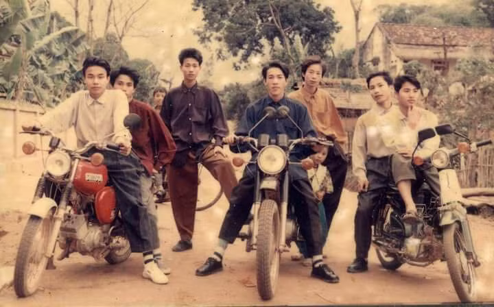 Đây là bức ảnh được một cư dân mạng đăng lên mạng xã hội. Thời bố mẹ chúng ta, xe máy còn hiếm và nhà nào sở hữu được "chiếc bình bịch" là cả 1 gia tài và thuộc giới khá giả.