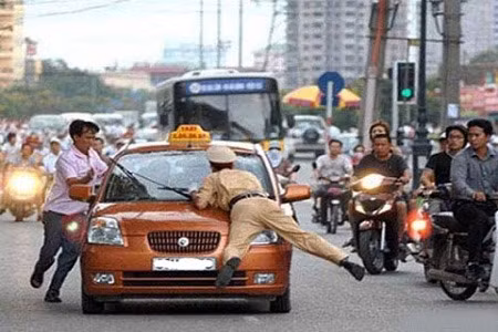 Những người vi phạm giao thông còn sẵn chàng chống đối bằng cách lao thẳng phương tiện về những chiến sĩ đang làm nhiệm vụ.