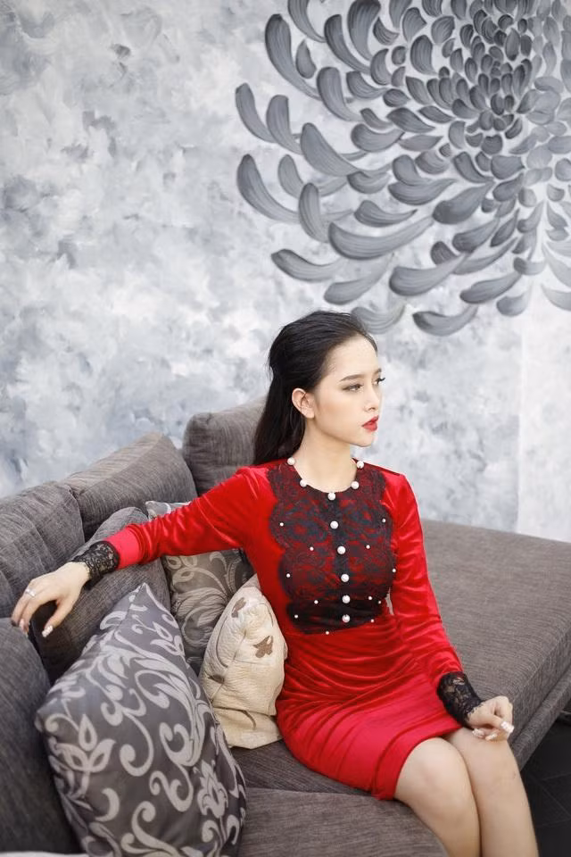 Với khuôn mặt chuẩn hot girl, vóc dáng chuẩn "vòng eo 56", Trang Pilla dễ dàng thu hút được sự chú ý của cả hai phái. Cũng chính nhờ nhan sắc của mình, cô nàng hot girl này được mệnh danh là người đẹp doanh nhân.