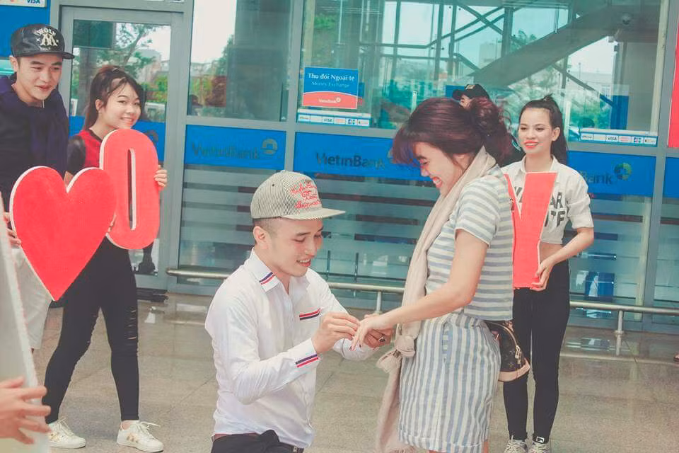 Chứng kiến sự việc, nhân vật nữ chính tỏ ra bất ngờ và ngượng ngùng. Sau đó, chàng trai tiến đến, quỳ gối, trao nhẫn cầu hôn.