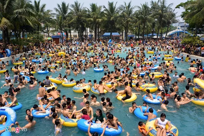 Dịp hè, nhất là vào những ngày lễ hay cuối tuần, Công viên nước Tây Hồ đón hàng vạn du khách gần xa tới tham quan và bơi lội. Điển hình là cảnh tượng "vỡ trận" ở công viên này ngày 19/4 vừa qua, khiến nhiều người bàng hoàng. Để hiện tượng như chen lấn xô đẩy không tái diễn, thì một lời khuyên cho các bạn là nên tránh những giờ cao điểm, chọn thời điểm sáng sớm hoặc khoảng sau 17h hàng ngày để có thể thoải mái vui chơi. Ảnh: Zing.