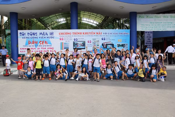 Nhưng một lưu ý nhỏ với các bạn khi đi bơi ở Công viên nước Đầm Sen, đó là nên đến trước 17h và ra về sau 19h để tránh hiện tượng triều cường từ sông Sài Gòn sẽ cản trở việc đi lại khi đến với khu vui chơi giải trí này.