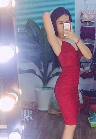 Càng lớn lên, Kim Yến càng ý thức được nhược điểm ngoại hình khiến cuộc sống của cô trở nên buồn tẻ. Đi bất kỳ đâu cũng bị soi mói, chế giễu, luôn phải khép mình giữa đám đông để không ai để ý.