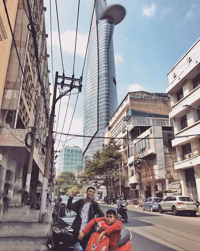 Tòa nhà biểu tượng của Sài Gòn - Bitexco là địa chỉ mà Chính Nghĩa và người bạn đồng hành của mình không bỏ qua.
