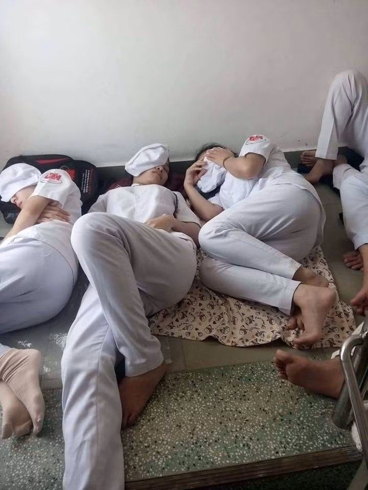 Đối với những sinh viên ngành Y cũng vậy, thời gian nghỉ ngơi thường không có nhiều nên họ có thể ngủ bất chấp mọi vị trí, tư thế để có một giấc ngủ dù chỉ là chớp nhoáng.