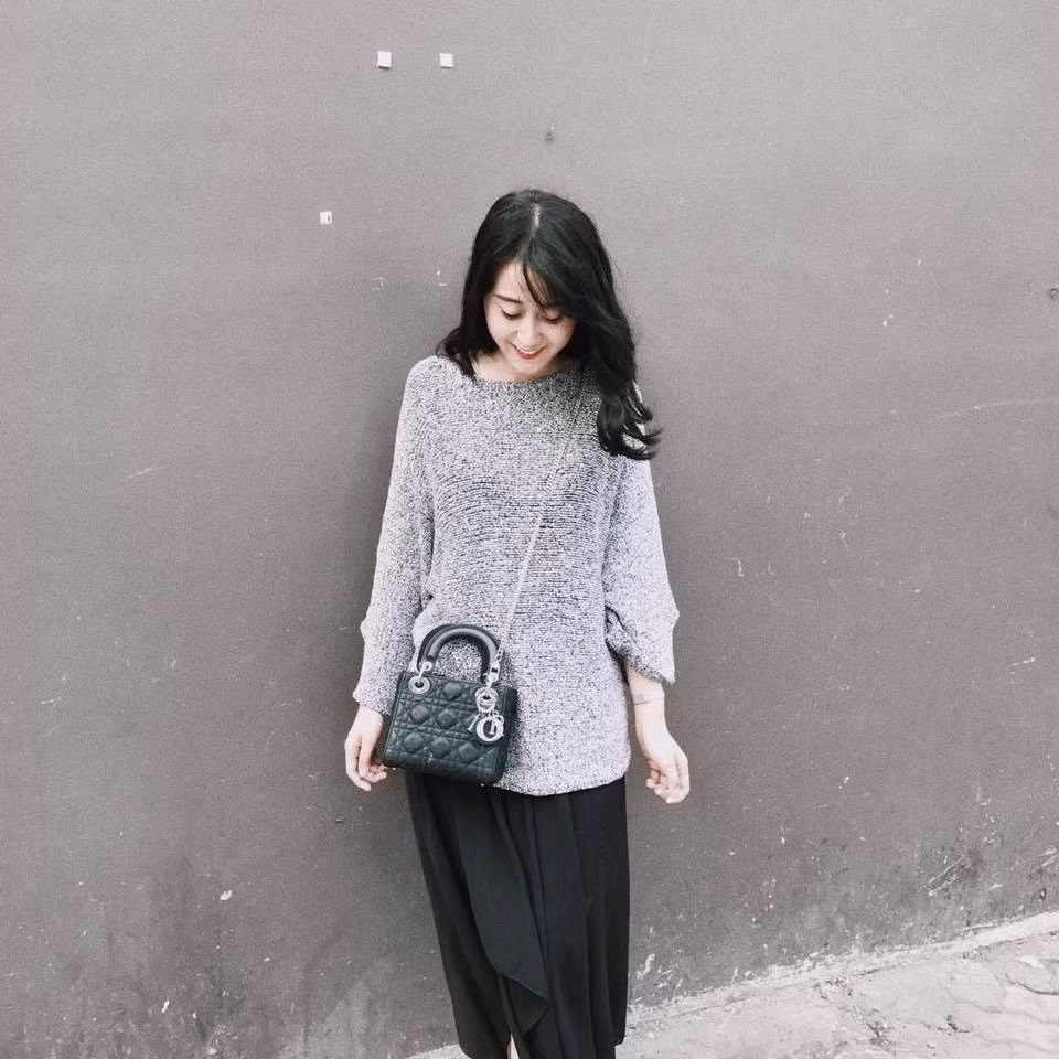 Sở hữu thân hình nhẹ nhàng, thanh mảnh cùng với khuôn mặt V-line thời thượng, làn da trắng, mái tóc dài, Nga Anh "thừa" tiêu chuẩn để trở thành một hot girl hiện đại.