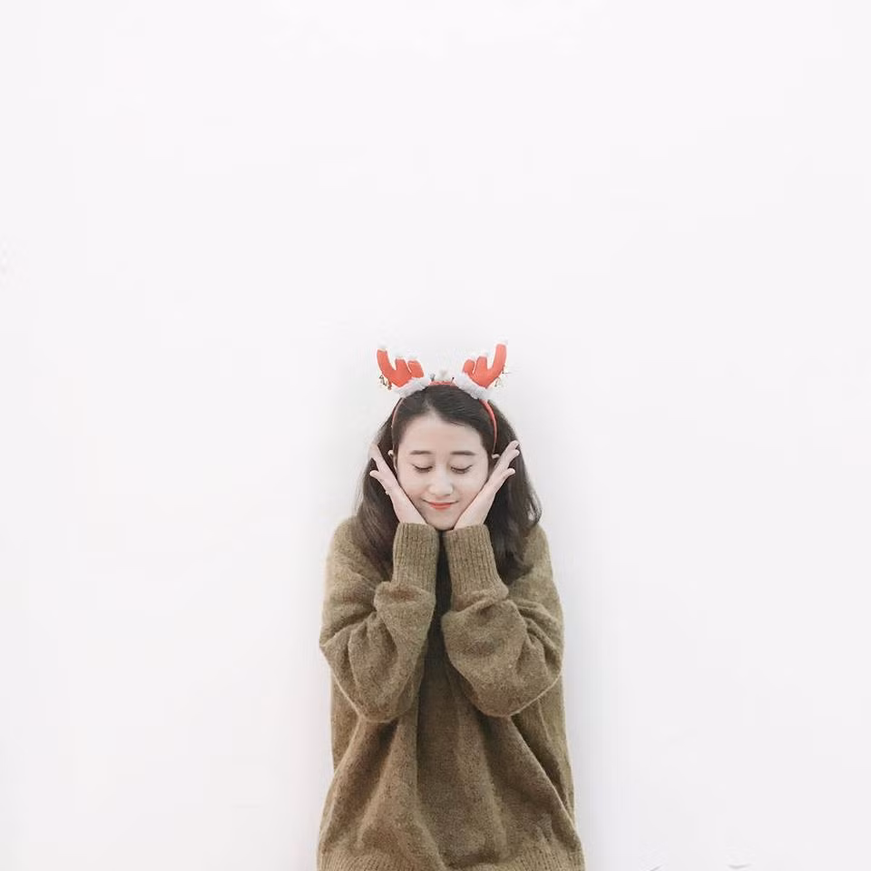 Dù được nhiều người biết đến nhưng Nga Anh tỏ ra lo sợ cuộc sống thường ngày có thể bị ảnh hưởng và không muốn trở thành "người đặc biệt"' trong mắt dân mạng, "hot girl ngủ gật" đã từ chối tiết lộ, chia sẻ những thông tin cá nhân. Cô nàng chỉ coi đoạn clip gây sốt mạng vừa qua là một sự tình cờ thú vị, một kỷ niệm vui mà thôi.