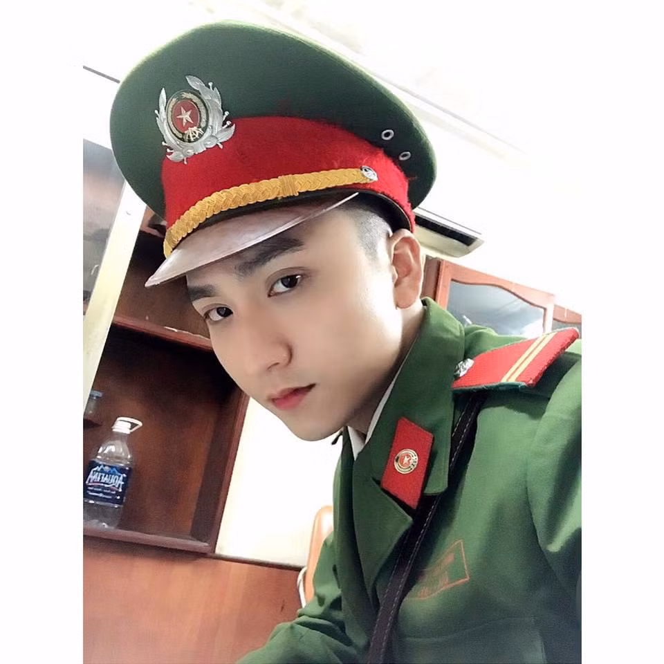 Với là da trắng mịn không tỳ vết, khuôn mặt với nhiều đường nét ưa nhìn và thân hình body chuẩn 6 múi, chàng hot boy cảnh sát có nickname Trung Anh vừa qua đã "đánh gục" hàng vạn ánh mắt ngắm nhìn của dân mạng. Ảnh trong bài: FBNV.