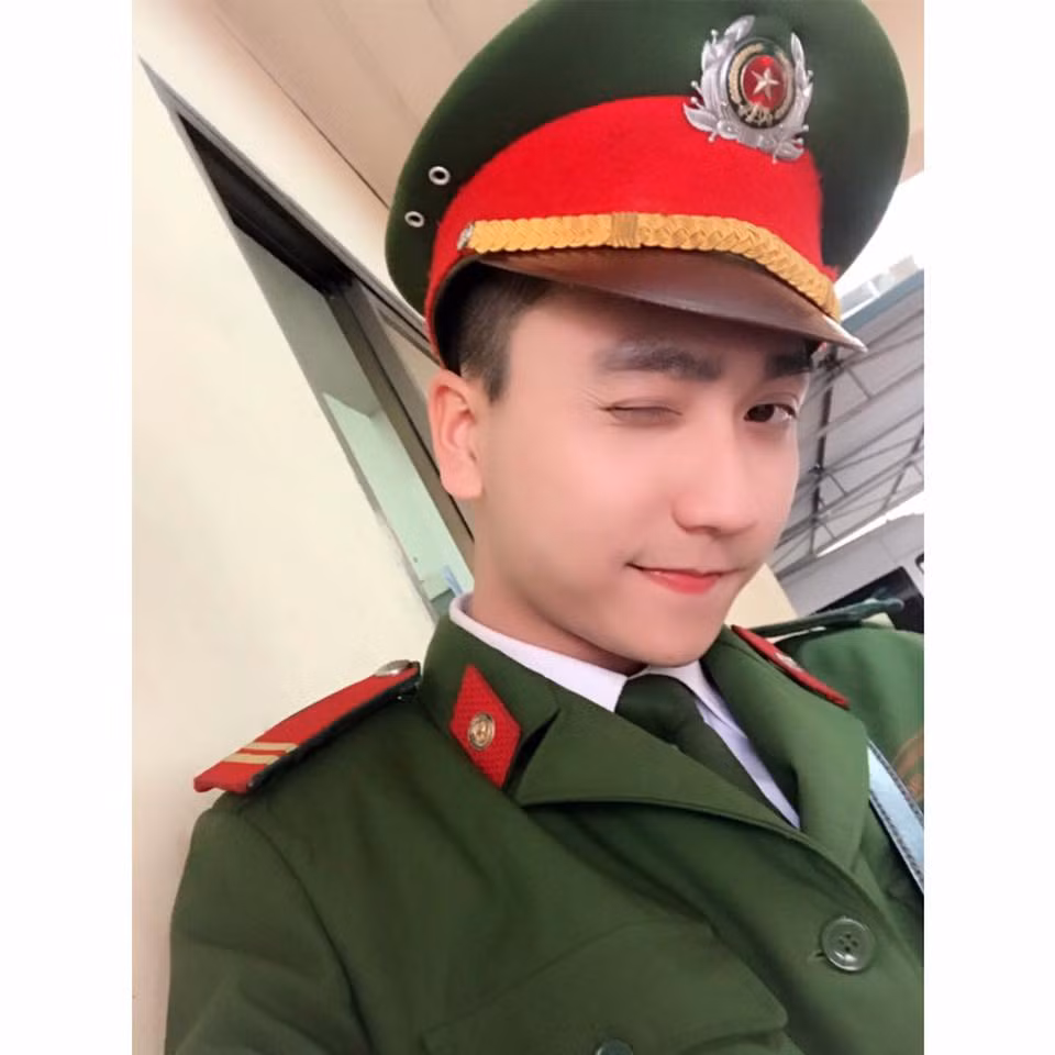 Sau khi ngắm nhìn vẻ đẹp của chàng hot boy Trung Anh trong bộ quân phục nhiều người phải trầm trồ khen ngợi và có nhận xét rằng anh chàng này siêu đáng yêu với nụ cười tươi cùng chiếc răng khểnh cực duyên.