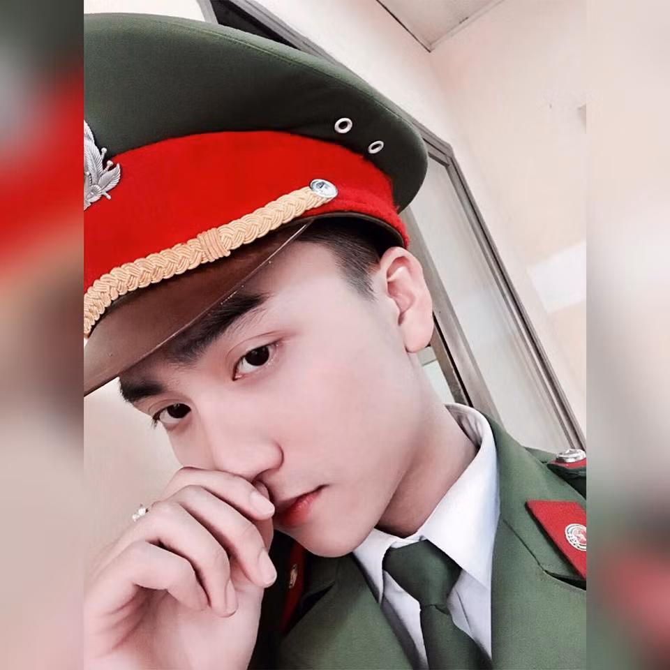 Trung Anh tên đầy đủ là Nguyễn Trung Anh hiện đang là cảnh sát bảo vệ tại Công an Thành phố Hà Nội, dù mới chỉ được phát hiện nhưng vẻ đẹp từ khuôn mặt cho đến hình thể của chàng hot boy cảnh sát này vẫn gây độ xuyến xao nhất định cho một lượng lớn dân mạng.