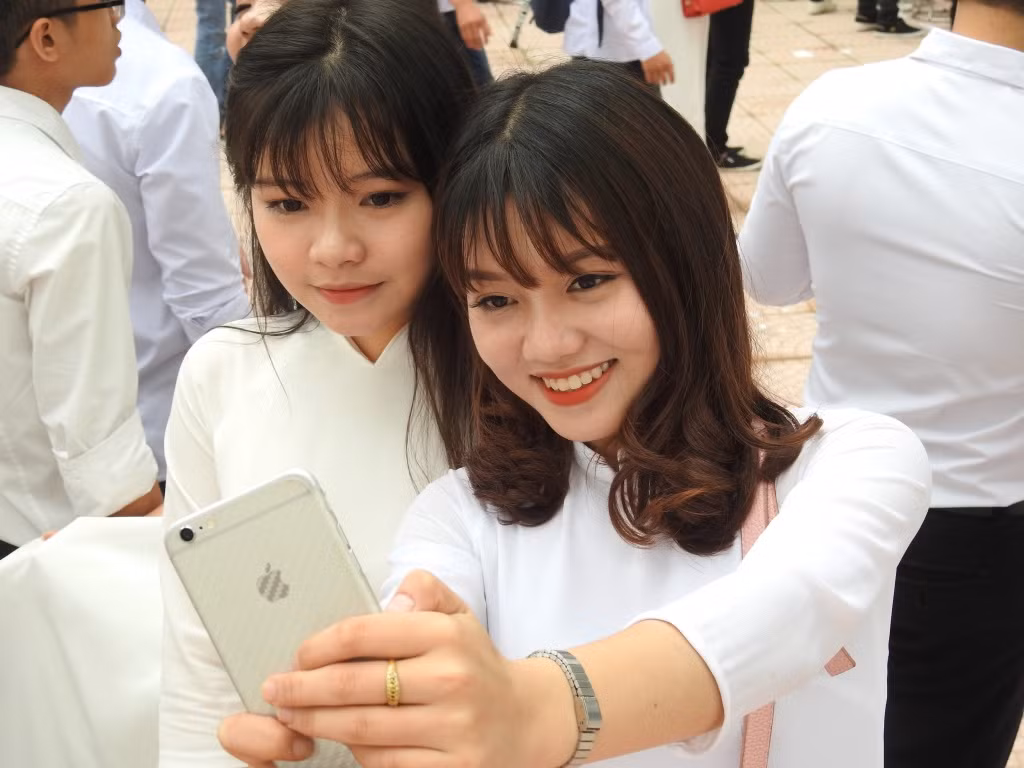 Bức ảnh chụp của cặp đôi nữ sinh trường THPT Việt Đức - Hà Nội.