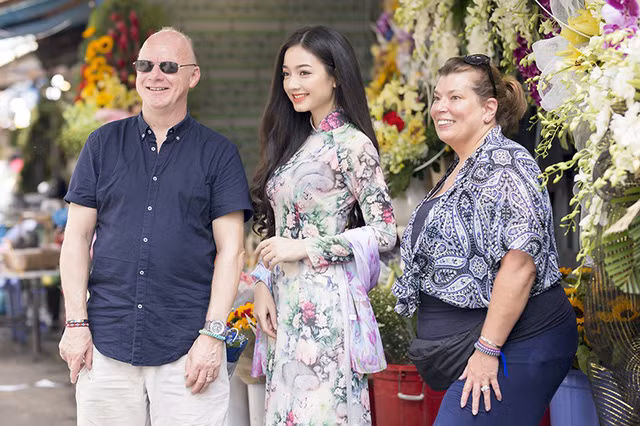 Có dáng người "thắt đáy lưng ong" nên khi khoác lên mình tà áo dài thì nhan sắc của Quỳnh Trâm như được tôn lên nhiều lần.