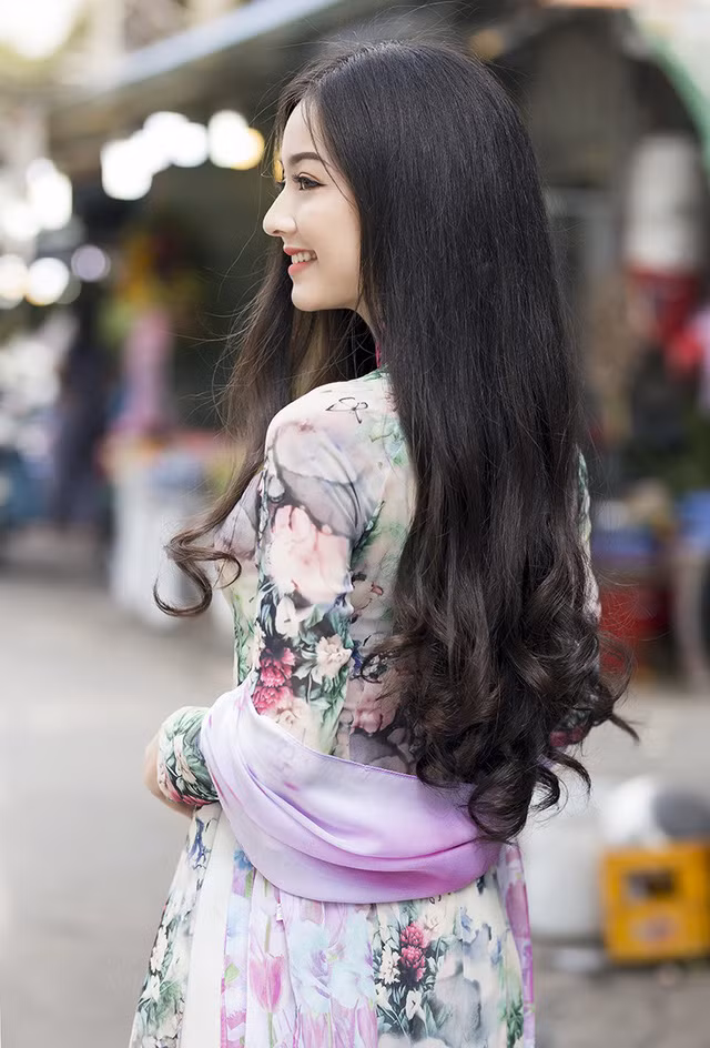 Hiện tại đã là một nhân viên công sở nhưng Quỳnh Trâm vẫn thường làm thêm công việc người mẫu ảnh như thời sinh viên. Theo cô bạn này chia sẻ thì công việc người mẫu ảnh không chỉ mang lại cho cô thu nhập mà còn giúp cô xả stress sau khi phải bù đầu với sổ sách kế toán.