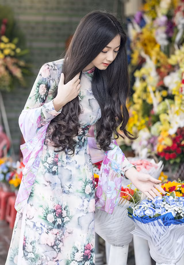 Chạy đúng theo mode "cô ba Sài Gòn" với những chiếc áo dài hoa, bộ ảnh áo dài của Quỳnh Trâm lại càng được thêm sự chú ý.