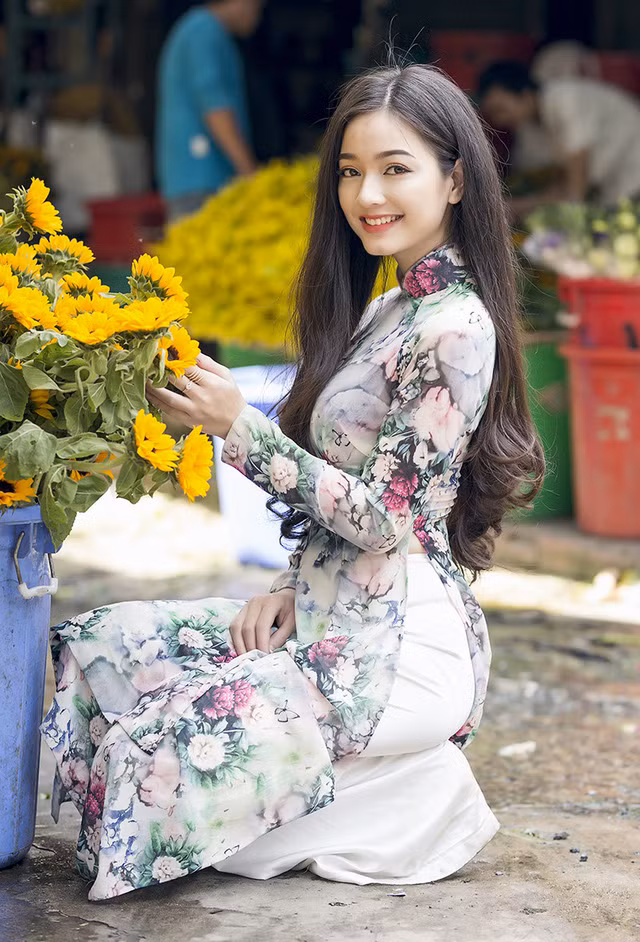 Sở hữu gương mặt ưa nhìn với những đường nét đầy nữ tính và quyến rũ cùng thân hình thon gọn, cựu Á khôi ĐH Công nghiệp TP HCM vừa khiến dân mạng một phen ngẩn ngơ khi đăng tải bộ ảnh mặc áo dài cực đẹp.
