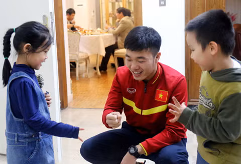 Xuân Trường không chỉ được lòng các fan nữ mà còn là thần tượng khi chơi oẳn tù tì cùng các em nhỏ.