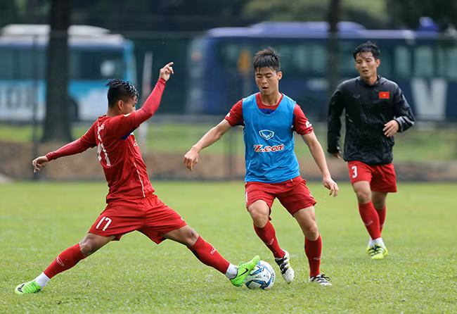 Trước thềm trận đấu mở màn môn bóng đá nam SEA Games 29 với U22 Đông Timor, ngôi sao đáng chú ý nhất của ĐT U22 Việt Nam đã chia sẻ với báo giới rằng: "Hiện tại, tôi cảm nhận mình đang có phong độ, thể lực gần như tốt nhất. Chúng tôi đang sẵn sàng 100% cho các trận đấu ở SEA Games 29. U22 Việt Nam sẽ ra sân với quyết tâm cao nhất để đáp lại sự kỳ vọng của đông đảo người hâm mộ cả nước". Ảnh: Bongda.com.vn