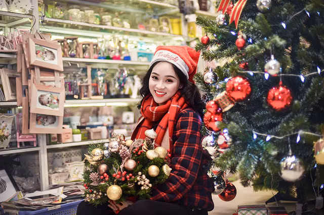 Nữ sinh THPT Nguyễn Bỉnh Khiêm - Nguyễn Ngọc Anh là gương mặt không xa lạ với cộng đồng mạng khi gây chú ý bằng nụ cười tươi rói trong áo dài trắng cách đây chưa lâu. Để chào đón Giáng Sinh tuổi 17 của mình, cô bạn này quyết định thực hiện bộ ảnh với nhiếp ảnh gia Lê Xuân Bách.