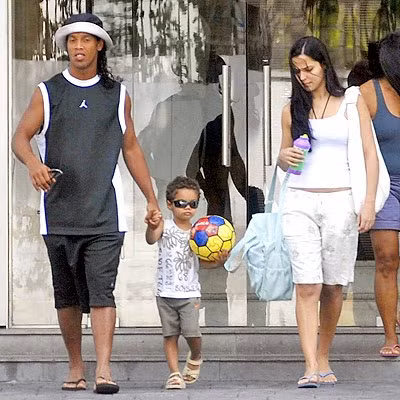 Thời đỉnh cao của Ronaldinho chấm dứt khi chưa có khái niệm mạng xã hội, và cũng chẳng có Youtube. Vì thế, những ai được chứng kiến anh thi đấu đã là một hạnh phúc. Cũng với lí do này, anh không có nhiều người theo dõi như những đàn em của mình. Tuy nhiên, sức hút của Ronaldinho vẫn không hề lay chuyển.