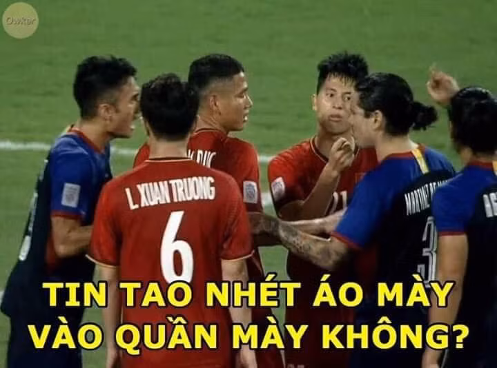 Trọng "sơ-vin" luôn chỉnh tề với hình ảnh cho áo trong quần khi thi đấu nhưng khi nóng lên, cầu thủ đội tuyển Việt Nam này muốn nhét luôn đối phương vào quần mình.