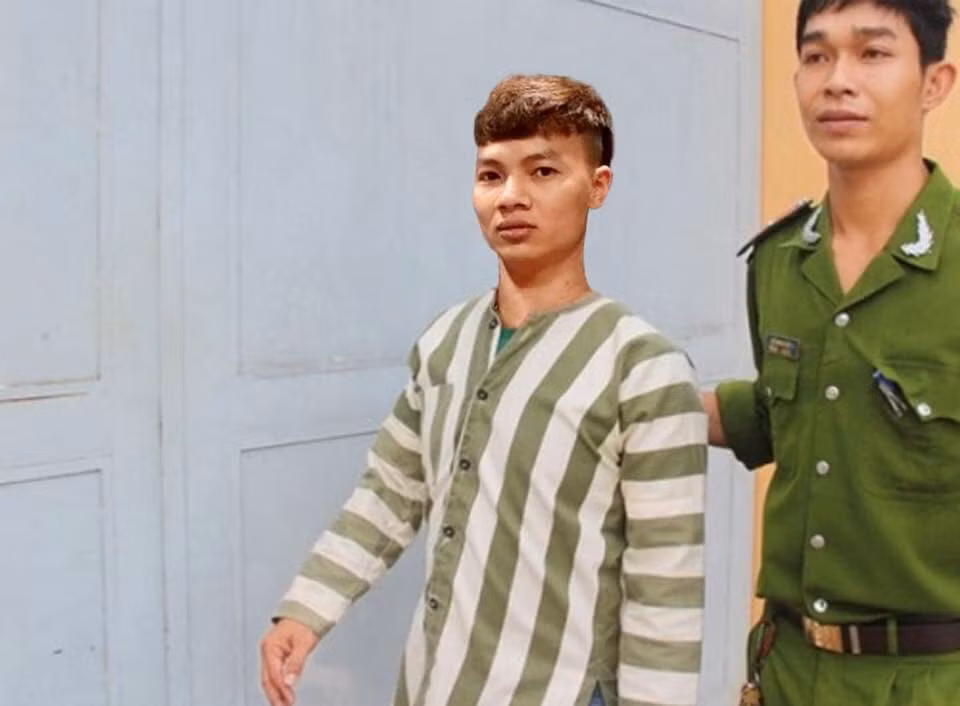 Ảnh Khá Bảnh lại khoác lên mình chiếc áo phạm nhân được dân mạng lan truyền với tốc độ chóng mặt.