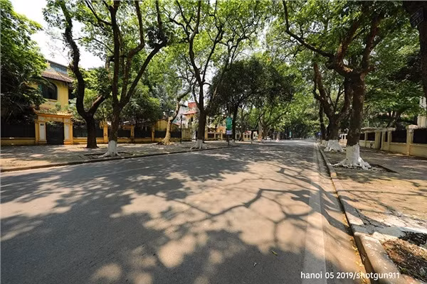 Ngoài phố đi bộ, anh Minh Quân còn ghi lại 1 số địa điểm khác như phố Phan Đình Phùng, Quán Thánh .....